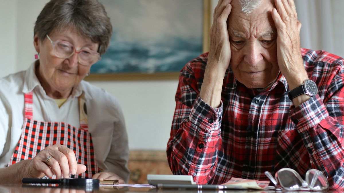„Dostali celoživotní úspory.“ Příběhy ožebračených seniorů jako varování